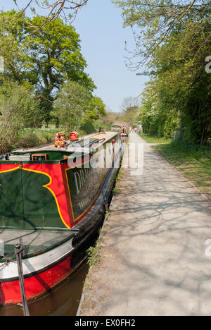 Canal chiatte ormeggiate in Llangollen canal un ramo del Shropshire Union Canal Foto Stock