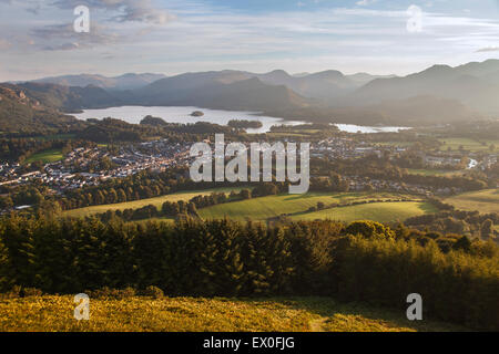 Vista su Keswick al lago Derwentwater dal punto di vista Latrigg, Keswick, Parco Nazionale del Distretto dei Laghi, Cumbria, Regno Unito Foto Stock