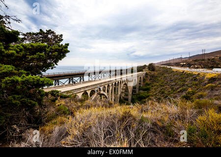 I due ponti al di sopra della Arroyo Hondo creek nei pressi di Gaviota California e la fuoriuscita di olio Foto Stock