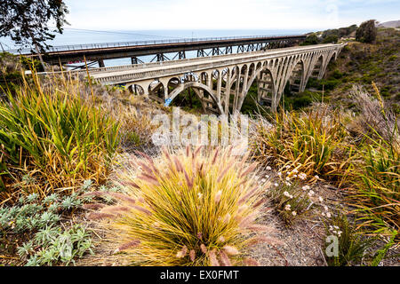 I due ponti al di sopra della Arroyo Hondo creek nei pressi di Gaviota California e la fuoriuscita di olio Foto Stock