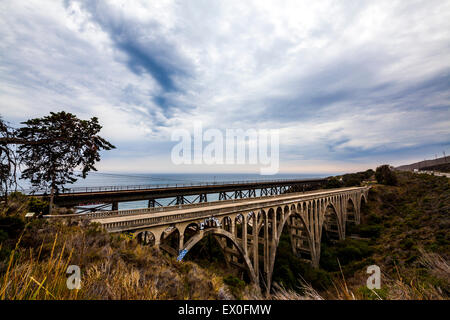 I due ponti al di sopra della Arroyo Hondo creek nei pressi di Gaviota California e la fuoriuscita di olio Foto Stock