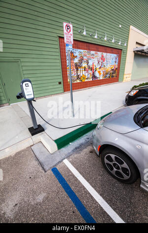 Una Fiat 500e auto elettrica in corrispondenza di una stazione di carica ad un centro commerciale di Oxnard in California Foto Stock