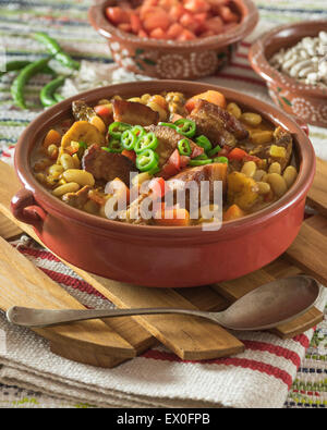 Frijoles con chicharrón. Stufato di fagioli con pancetta di maiale. Colombia Sud America cibo Foto Stock