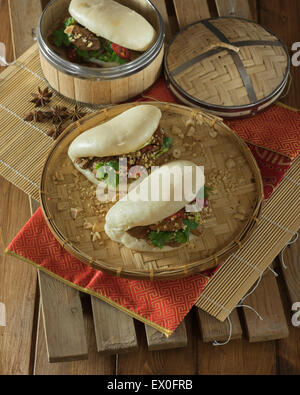 Gua Bao. Carne di maiale al vapore ciambelle. Asia cibo Foto Stock