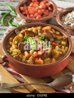 Frijoles con chicharrón. Stufato di fagioli con pancetta di maiale. Colombia Sud America cibo Foto Stock