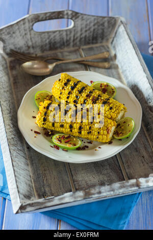 Grigliata di granturco dolce con lime e peperoncino in scaglie Foto Stock