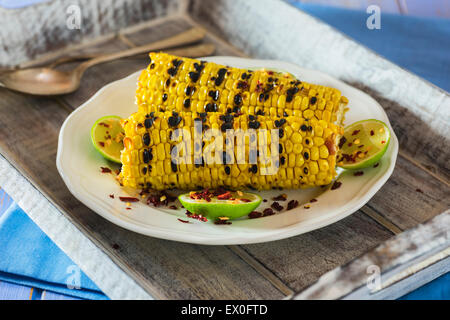 Grigliata di granturco dolce con lime e peperoncino in scaglie Foto Stock