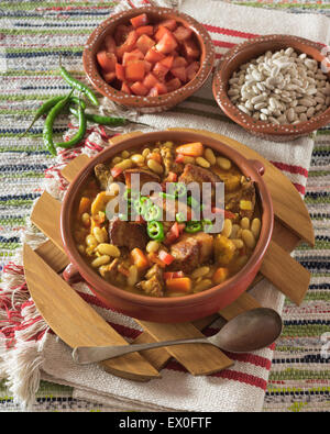 Frijoles con chicharrón. Stufato di fagioli con pancetta di maiale. Colombia Sud America cibo Foto Stock