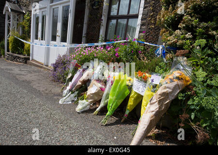 Windermere, Cumbria, Regno Unito. 03 Luglio, 2015. Omaggi floreali a sinistra in scena la zona intorno a Brookside era chiusa ma da allora ha riaperto. Ma la scena del crimine è ancora essere preservata dalla polizia- due locali gli uomini di età compresa tra 26 e 31 e due femmine di età compresa tra 48 e 15, che stavano visitando la zona - sono stati arrestati sulla base del sospetto di omicidio. I magistrati hanno concesso un mandato di detenzione ulteriormente per dare la polizia un altro 36 ore in cui la domanda gli altri tre. Famiglia di Gordon Smith rendere omaggio ad un "meraviglioso figlio, fratello, zio e nipote'. Credito: Gordon Shoosmith/Alamy Live News Foto Stock