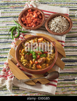 Frijoles con chicharrón. Stufato di fagioli con pancetta di maiale. Colombia Sud America cibo Foto Stock