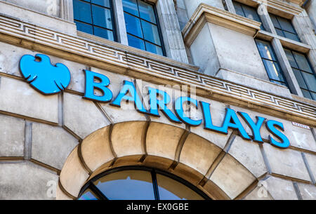 LONDON, Regno Unito - 30 Luglio 2015: Il segno di Barclays Bank uscita sul Fleet Street a Londra, il 30 luglio 2015. Foto Stock