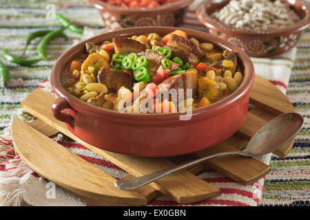 Frijoles con chicharrón. Stufato di fagioli con pancetta di maiale. Colombia Sud America cibo Foto Stock