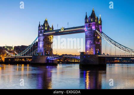 Il magnifico il Tower Bridge all'alba a Londra. Foto Stock