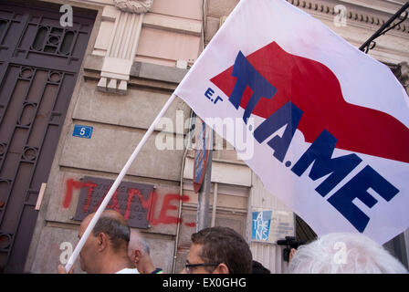 Atene, Grecia. 03 Luglio, 2015. Unione Greca, PAME (tutti i lavoratori militante anteriore) ha organizzato una manifestazione di fronte alla sede centrale della Federazione delle industrie greche contro le nuove misure di austerità e gli attacchi sul lavoratore benefici e salari dovuti alla crisi economica. Credito: George Panagakis/Pacific premere /Alamy Live News Foto Stock