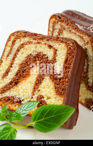 Sterlina in marmo Torta con glassa di cioccolato Foto Stock