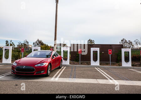 Un sovralimentatore di Tesla stazione in Oxnard in California Foto Stock