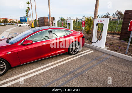 Un sovralimentatore di Tesla stazione in Oxnard in California Foto Stock