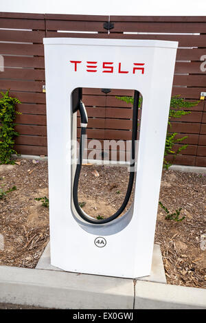 Un sovralimentatore di Tesla stazione in Oxnard in California Foto Stock