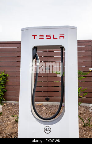 Un sovralimentatore di Tesla stazione in Oxnard in California Foto Stock