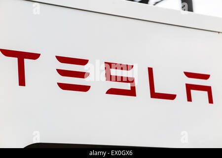 Un sovralimentatore di Tesla stazione in Oxnard in California Foto Stock