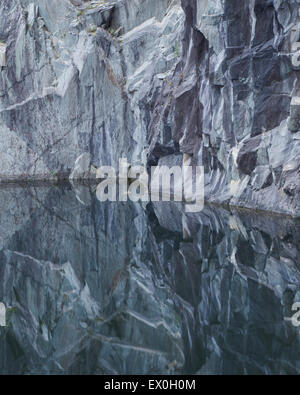 Modelli di riflesso dalle scogliere di ardesia di Hodge ha vicino cava, Tilberthwaite, Parco Nazionale del Distretto dei Laghi, Cumbria, Regno Unito Foto Stock