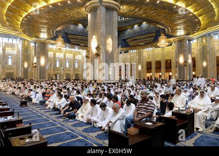 Kuwait City in Kuwait. 03 Luglio, 2015. Per i fanatici musulmani frequentano comune di preghiera del venerdì presso la grande moschea di Kuwait City, il 3 luglio 2015. Il comune di preghiera del venerdì si è tenuta a rafforzare il senso di solidarietà nazionale fra sunniti e sciiti, una settimana dopo un attacco suicida da uno Stato islamico simpatizzante di adoratori sciita. Credito: Xinhua/Alamy Live News Foto Stock