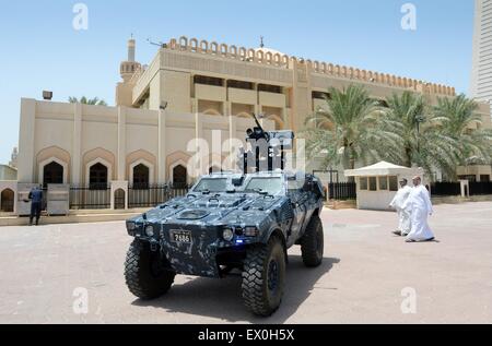 Kuwait City in Kuwait. 03 Luglio, 2015. Un veicolo amored parchi durante una comune preghiera del venerdì presso la grande moschea di Kuwait City, il 3 luglio 2015. Il comune di preghiera del venerdì si è tenuta a rafforzare il senso di solidarietà nazionale fra sunniti e sciiti, una settimana dopo un attacco suicida da uno Stato islamico simpatizzante di adoratori sciita. Credito: Xinhua/Alamy Live News Foto Stock