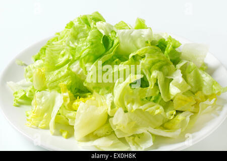 Iceberg insalata di lattuga su piastra Foto Stock