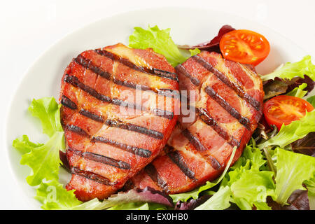 Spalla di maiale alla griglia di carne con insalata Foto Stock