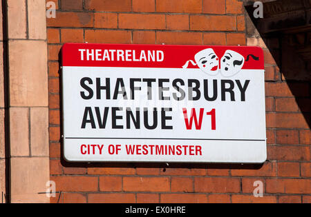 Un cartello stradale per Shaftesbury Avenue a Londra. La strada è famosa per essere il luogo di molti teatri ed è parte di un Foto Stock