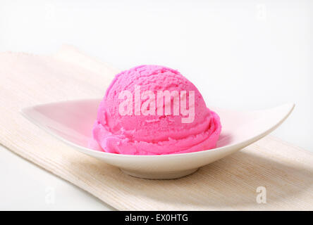 Convogliatore di rosa di gelato su un piatto da dessert Foto Stock