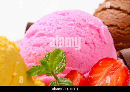 Tre palline di gelato - gusti diversi Foto Stock