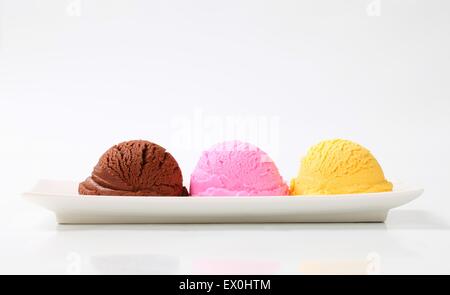 Palline di gelato su una piastra lunga - tre sapori Foto Stock