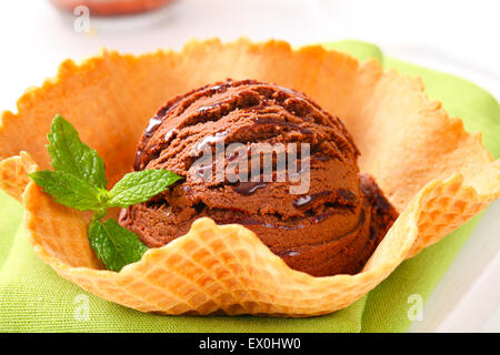 Cucchiaio di salsa al cioccolato gelato in un cestello di cialda Foto Stock