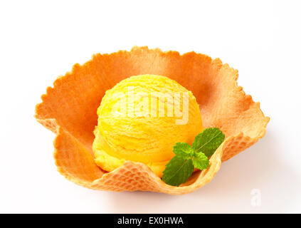Convogliatore di giallo il gelato in una ciotola di wafer Foto Stock