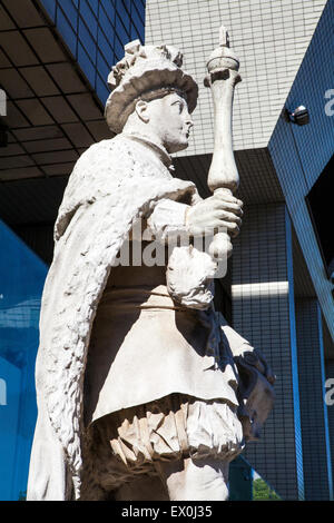 Una statua di re Edoardo VI a San Tommaso' Hospital di Londra Foto Stock