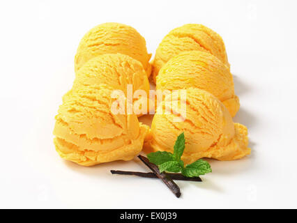 Sei mestoli di giallo gelato disposte in due file Foto Stock