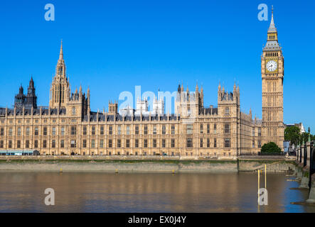 Una vista del magnifico Palazzo di Westminster sul Tamigi a Londra. Le torri di Westminster Abbey può essere visto in Foto Stock