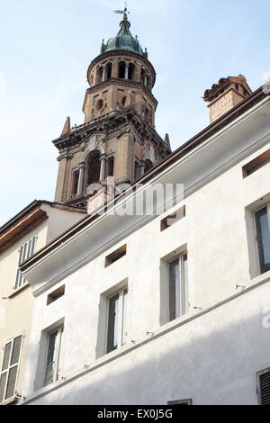 Un edificio bianco con il campanile di San Giovanni Evangelista chiesa in background, Parma, Italia. Foto Stock