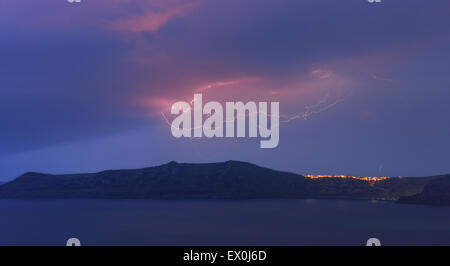 Un fulmine sopra Thirasia, uno il Santorini isole Cicladi nel Mare Egeo, Grecia. Foto Stock