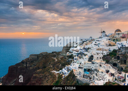 La cittadina di Oia durante il tramonto a Santorini, una delle isole Cicladi nel Mare Egeo, Grecia. Foto Stock