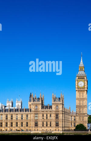 Una vista della magnifica architettura del Palazzo di Westminster a Londra. Le torri di Westminster Abbey può essere visto in th Foto Stock