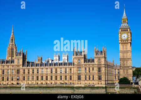 Una vista del magnifico Palazzo di Westminster a Londra. Le torri di Westminster Abbey può essere visto in lontananza. Foto Stock