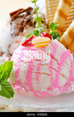 Palline di gelato guarnite con fette di silicio e le erbe aromatiche Foto Stock