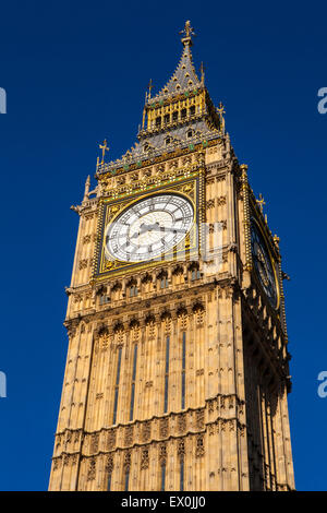 Guardando verso l'alto la magnifica architettura della regina Elisabetta La Torre - altrimenti noto come il Big Ben, a Londra. Foto Stock