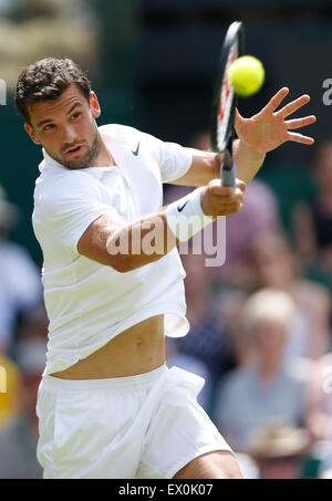 Il torneo di Wimbledon, Londra, Regno Unito. 03 Luglio, 2015. Grigor Dimitrov di Bulgaria restituisce la sfera durante gli Uomini Singoli Terzo turno contro Richard Gasquet della Francia al 2015 campionati di Wimbledon a Wimbledon, a sud-ovest di Londra il 3 luglio, 2015. Gasquet ha vinto 3-0. Credito: Xinhua/Alamy Live News Foto Stock