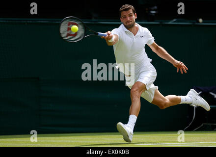 Il torneo di Wimbledon, Londra, Regno Unito. 03 Luglio, 2015. Grigor Dimitrov di Bulgaria restituisce la sfera durante gli Uomini Singoli Terzo turno contro Richard Gasquet della Francia al 2015 campionati di Wimbledon a Wimbledon, a sud-ovest di Londra il 3 luglio, 2015. Gasquet ha vinto 3-0. Credito: Xinhua/Alamy Live News Foto Stock