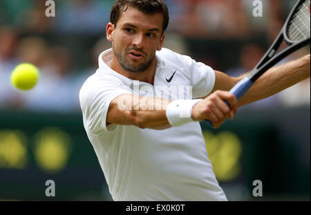 Il torneo di Wimbledon, Londra, Regno Unito. 03 Luglio, 2015. Grigor Dimitrov di Bulgaria restituisce la sfera durante gli Uomini Singoli Terzo turno contro Richard Gasquet della Francia al 2015 campionati di Wimbledon a Wimbledon, a sud-ovest di Londra il 3 luglio, 2015. Gasquet ha vinto 3-0. Credito: Xinhua/Alamy Live News Foto Stock