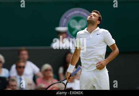 Il torneo di Wimbledon, Londra, Regno Unito. 03 Luglio, 2015. Grigor Dimitrov di Bulgaria reagisce durante gli Uomini Singoli Terzo turno contro Richard Gasquet della Francia al 2015 campionati di Wimbledon a Wimbledon, a sud-ovest di Londra il 3 luglio, 2015. Gasquet ha vinto 3-0. Credito: Xinhua/Alamy Live News Foto Stock