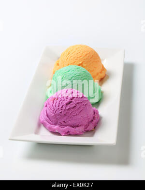 Tre palline di gelato sulla piastra lunga Foto Stock